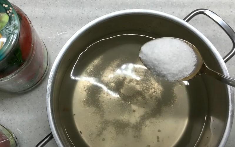 Мариновані помідори з селерою на зиму