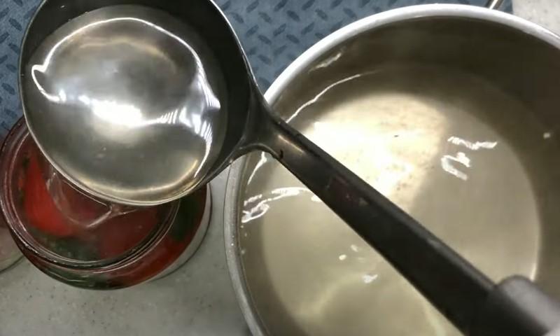 Мариновані помідори з селерою на зиму