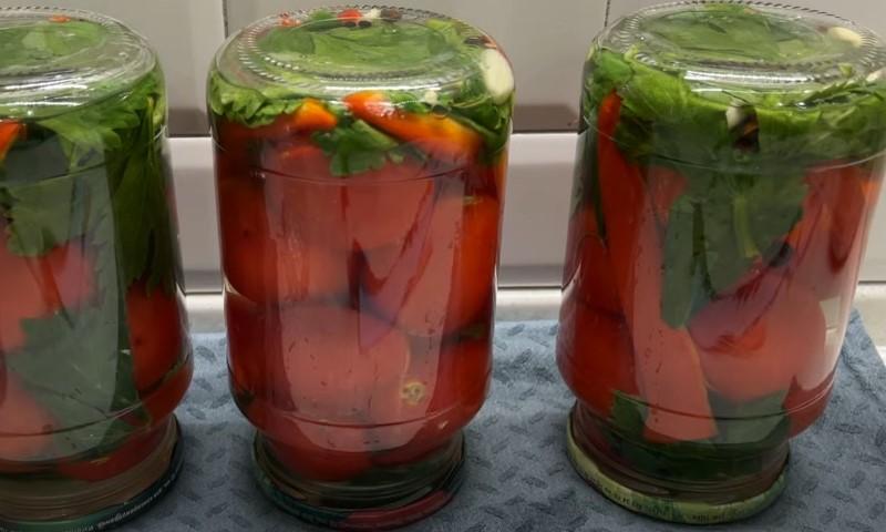 Мариновані помідори з селерою на зиму