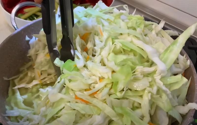 Маринований червоний перець з капустою