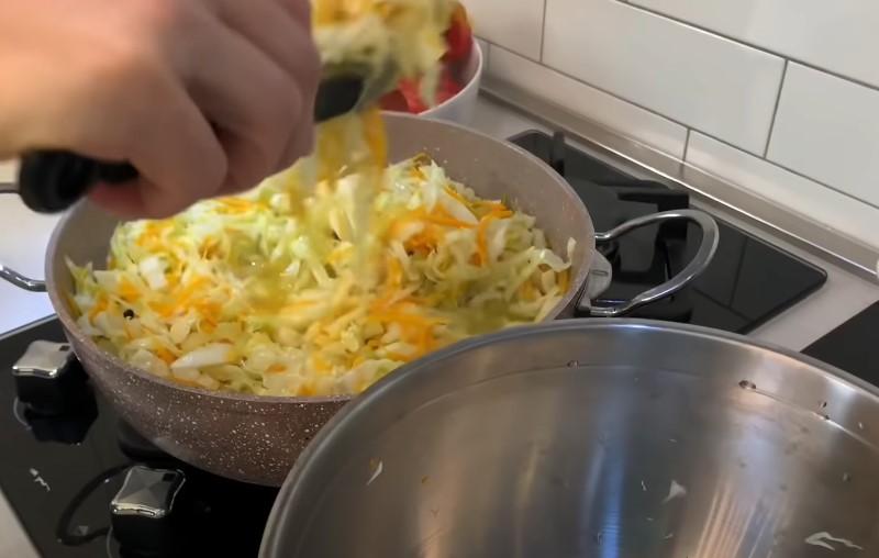 Маринований червоний перець з капустою