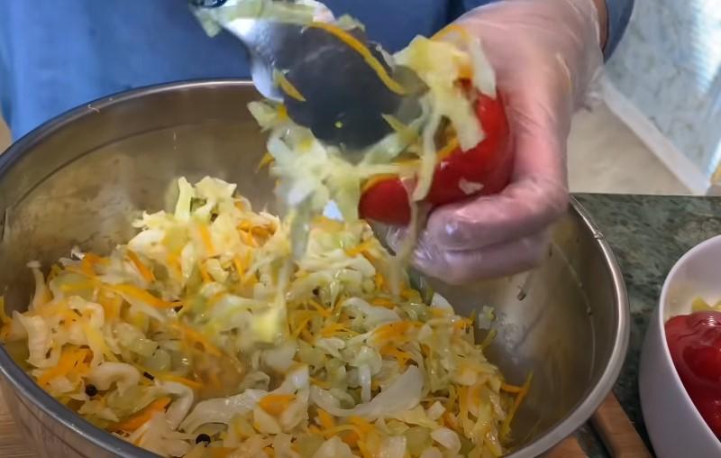 Маринований червоний перець з капустою