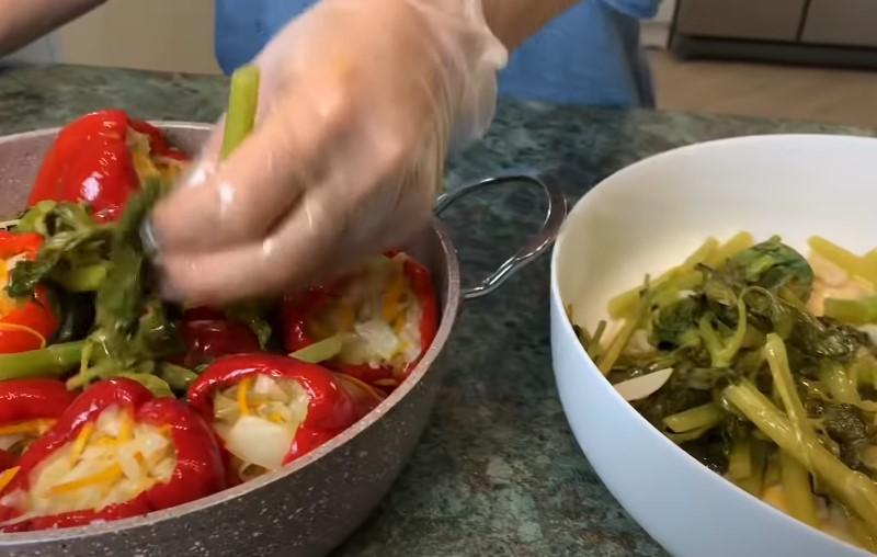 Маринований червоний перець з капустою