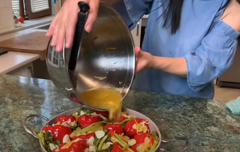Маринований червоний перець з капустою