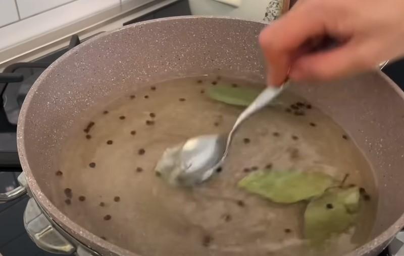 Маринований червоний перець з капустою