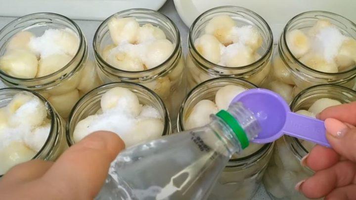 Хрумкий і дуже смачний маринований часник на зиму