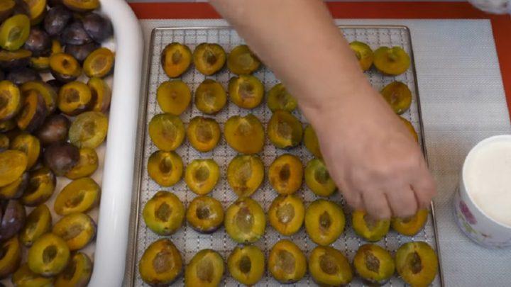 В'ялений делікатес. Пряні сливи з часником та спеціями