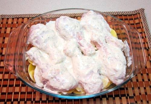 Курка і картопля, запечені в сметані
