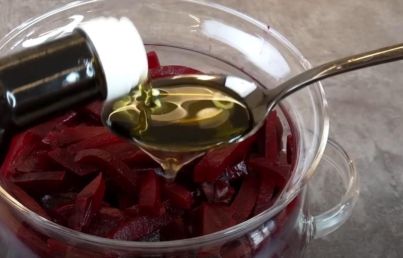 Незвичайно простий і дуже смачний салат із звичайного буряка