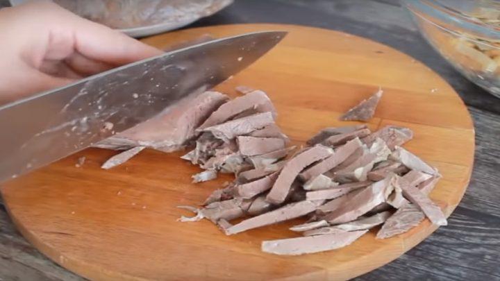Який смачний цей салат. Випросила його у сусідки, тепер готую на свята