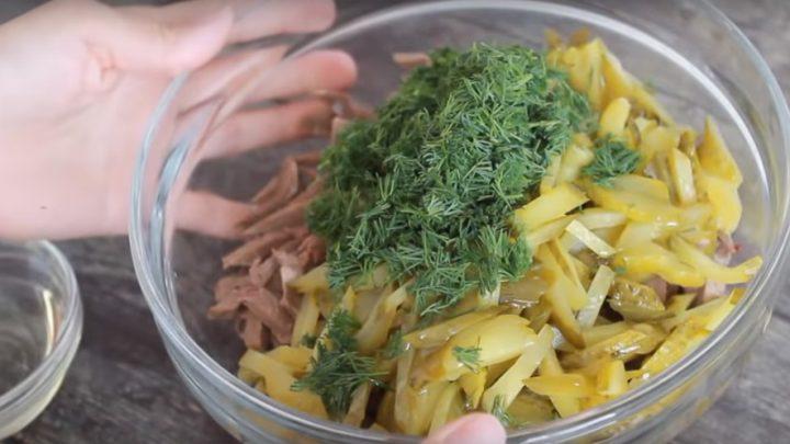 Який смачний цей салат. Випросила його у сусідки, тепер готую на свята