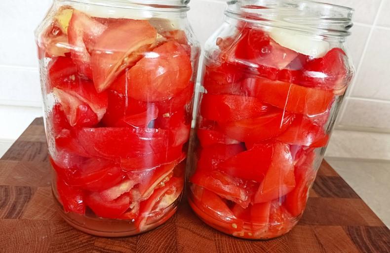 Десертні помідори часточками на зиму