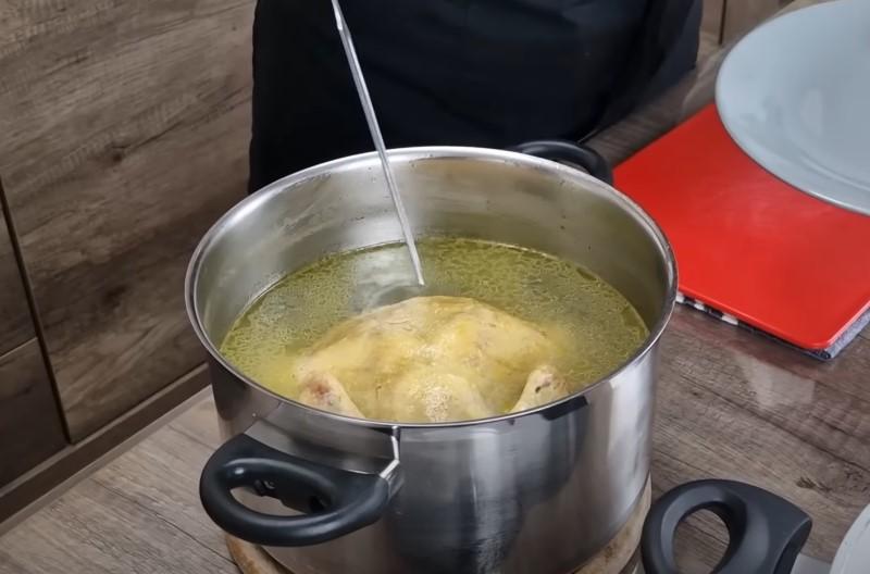 Смачний грузинський суп з курки. Поживний та насичений бульйон