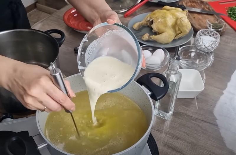 Смачний грузинський суп з курки. Поживний та насичений бульйон