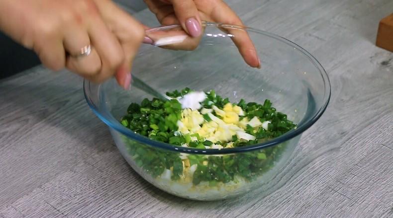 Смажені пиріжки на кефірі з яйцем і зеленою цибулею