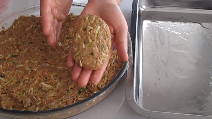 М'ясні човники з капустою і картопляним пюре