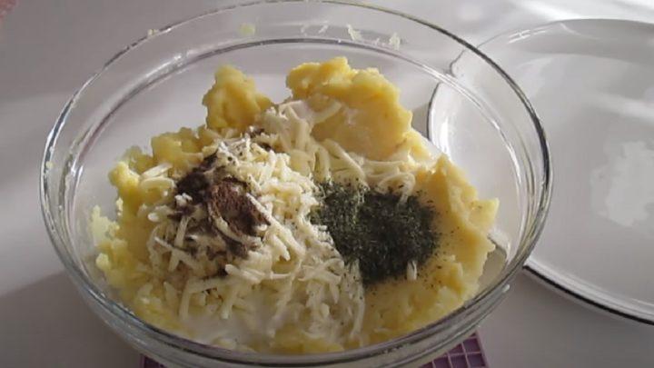 М'ясні човники з капустою і картопляним пюре