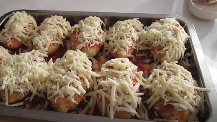 М'ясні човники з капустою і картопляним пюре