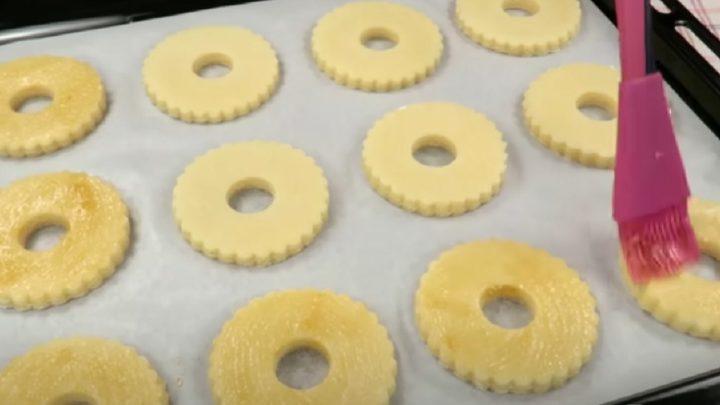 Молочні коржики. Хрустке здобне печиво з шоколадом