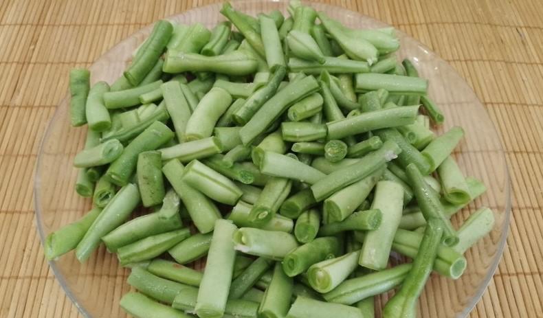 Тушкована квасоля з овочами та курячим м'ясом