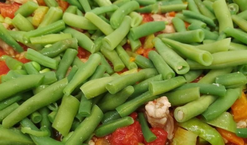 Тушкована квасоля з овочами та курячим м'ясом