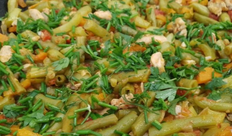 Тушкована квасоля з овочами та курячим м'ясом