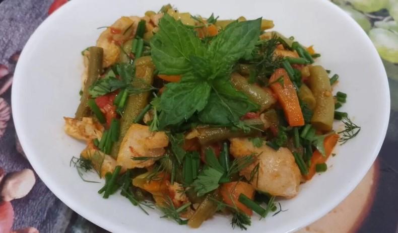 Тушкована квасоля з овочами та курячим м'ясом