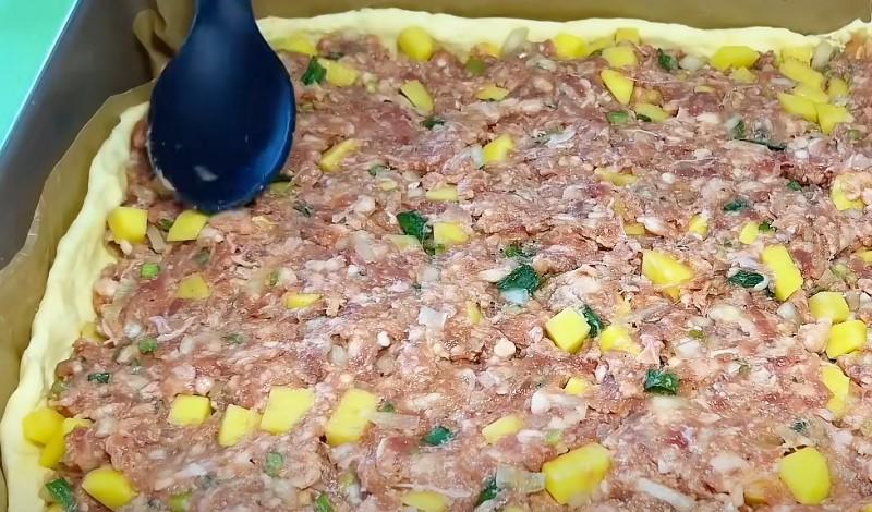 М'ясний пиріг з картоплею на вечерю. Швидке тісто з будь-якою начинкою