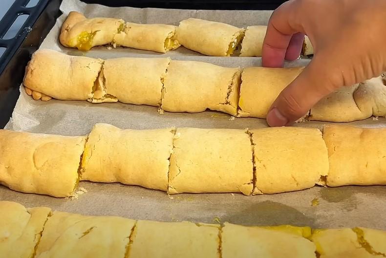Розсипчасте та неймовірно смачне печиво до чаю з лимонною начинкою