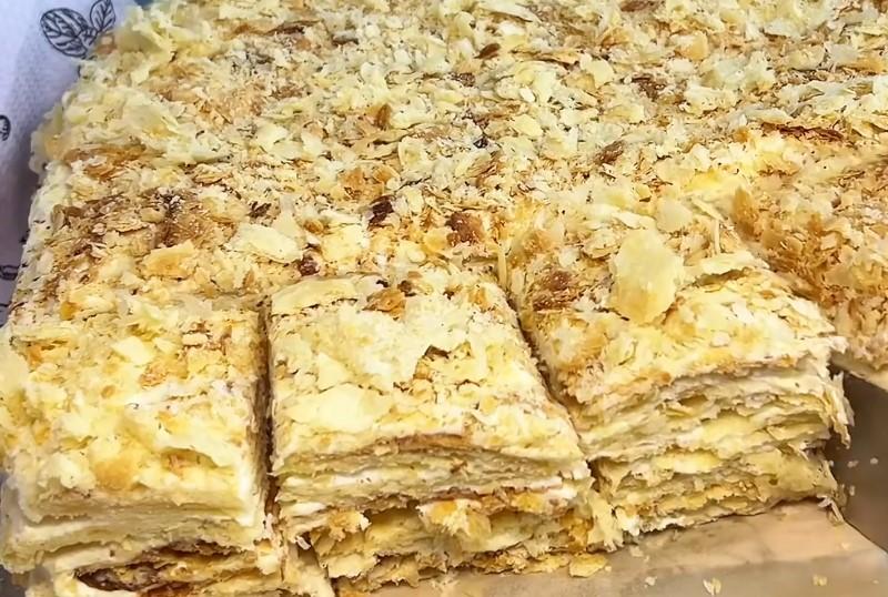 Хрумкий торт Наполеон, виходить соковитим і дуже смачним