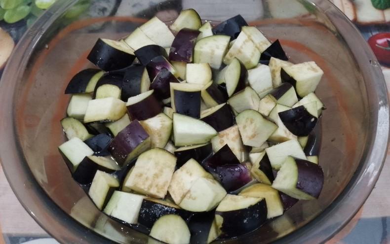 Тушковані баклажани з помідорами та овочами