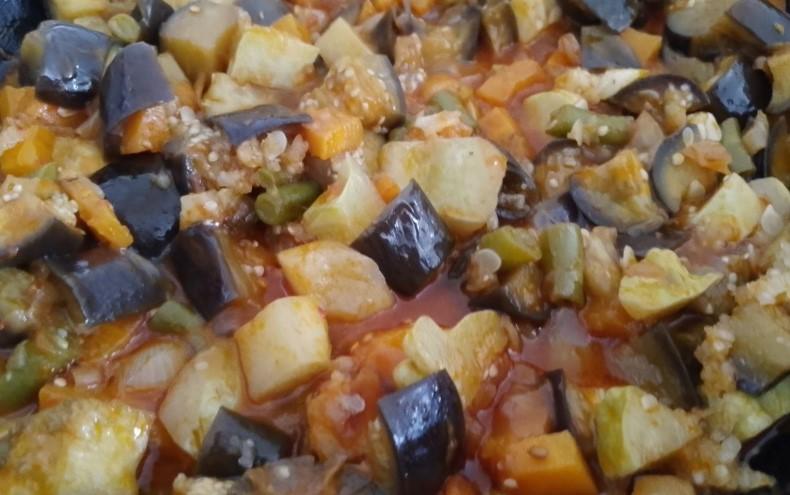 Тушковані баклажани з помідорами та овочами