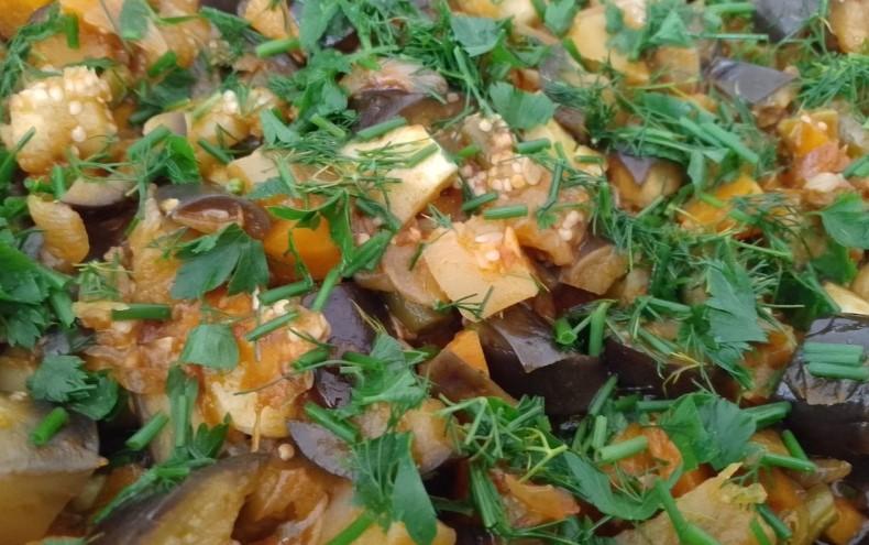 Тушковані баклажани з помідорами та овочами