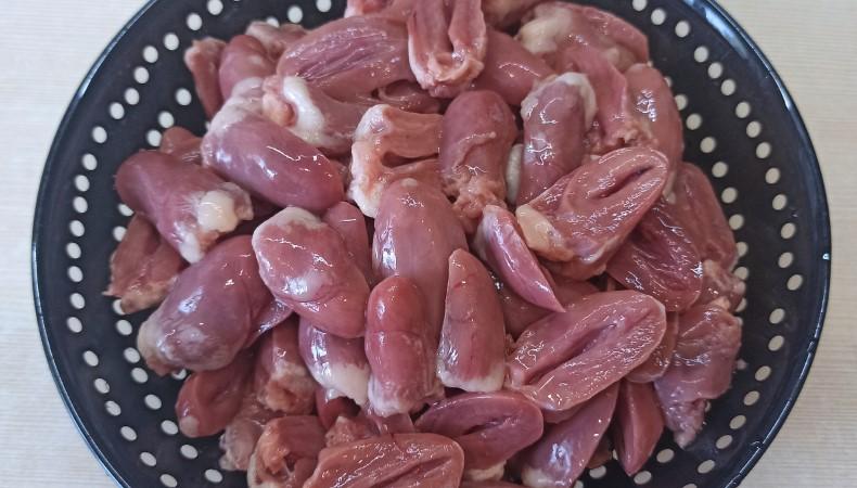 М'які курячі сердечка в сметанному соусі