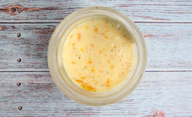 Пишний омлет з молоком у банці на сніданок