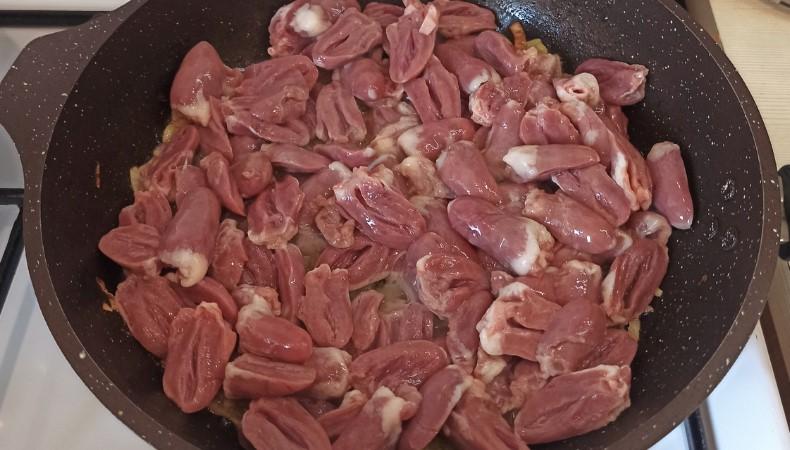 М'які курячі сердечка в сметанному соусі