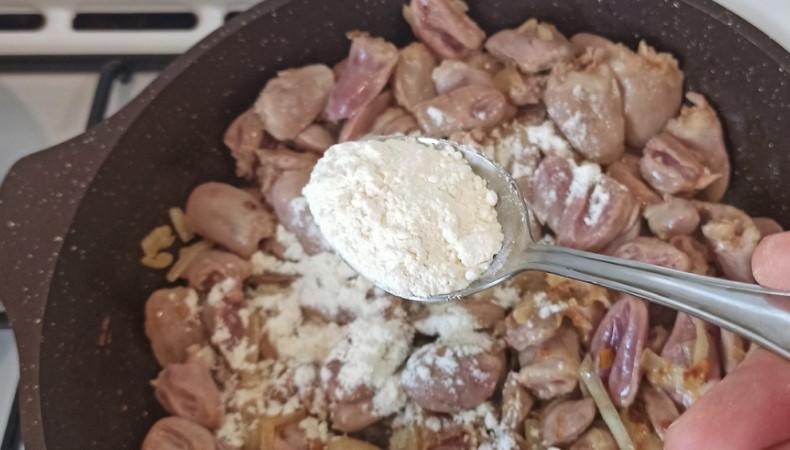 М'які курячі сердечка в сметанному соусі
