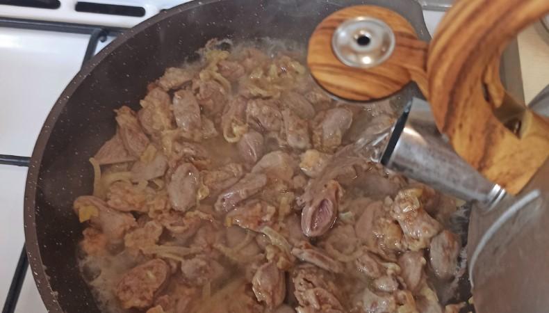 М'які курячі сердечка в сметанному соусі
