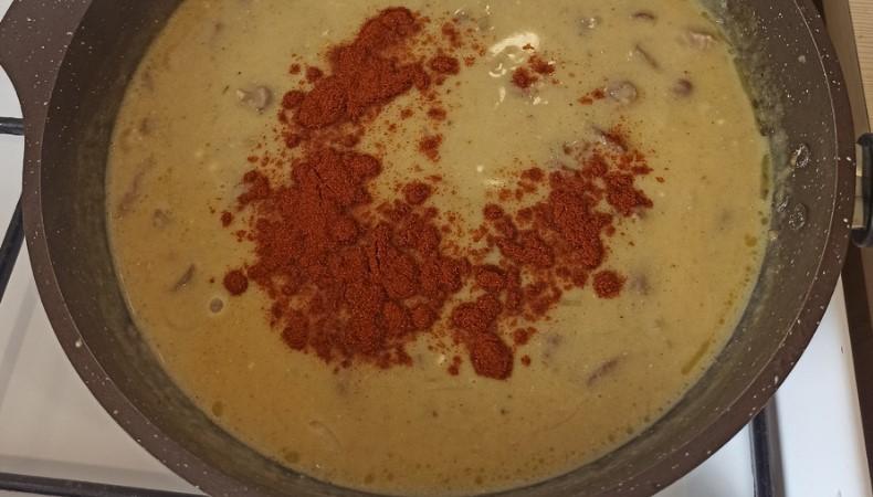 М'які курячі сердечка в сметанному соусі