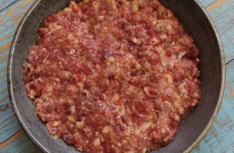 Лінива котлета з помідорами, маринованими огірками та сиром у духовці