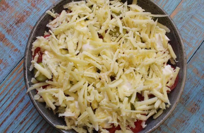 Лінива котлета з помідорами, маринованими огірками та сиром у духовці