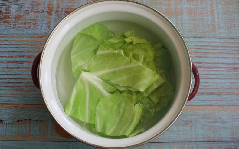 Капустяні котлети з рисом та овочами на сковороді