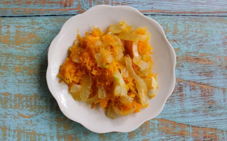 Капустяні котлети з рисом та овочами на сковороді
