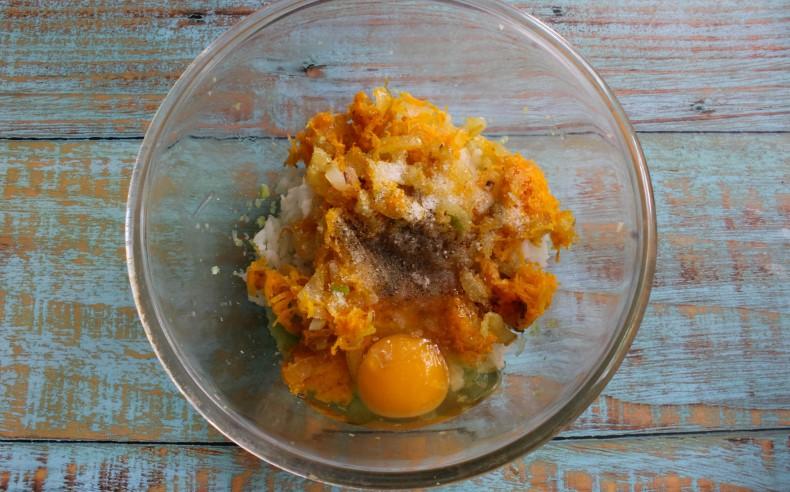 Капустяні котлети з рисом та овочами на сковороді