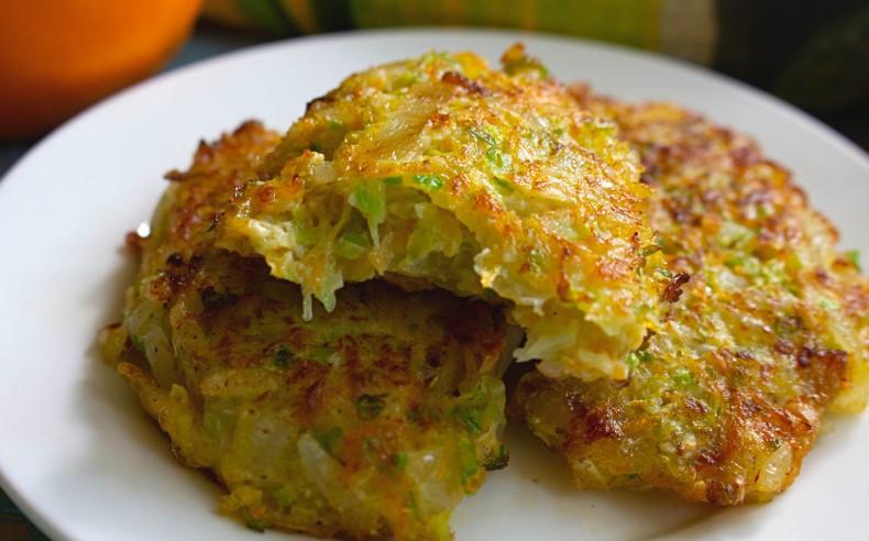 Капустяні котлети з рисом та овочами на сковороді