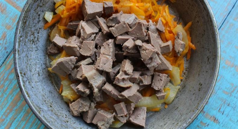 Макарони з печінкою та овочами, ситно та смачно