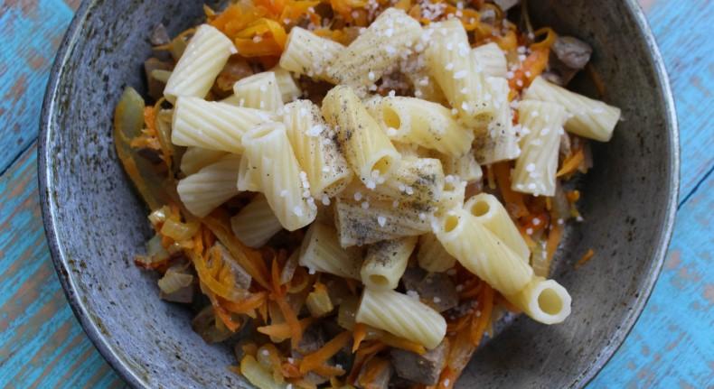 Макарони з печінкою та овочами, ситно та смачно