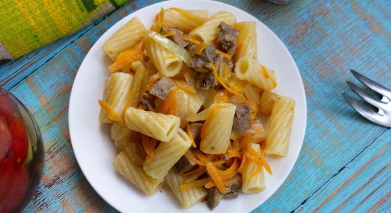 Макарони з печінкою та овочами, ситно та смачно