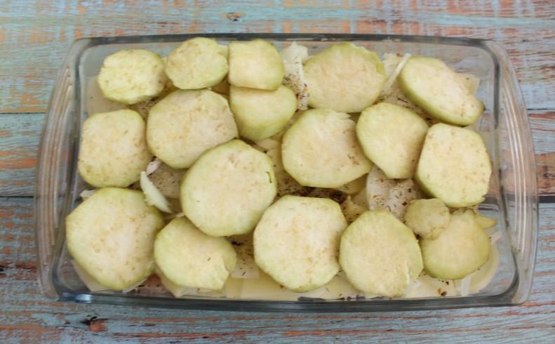 Куряче філе з овочами в духовці