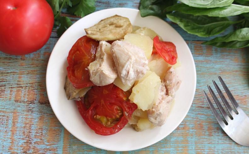 Куряче філе з овочами в духовці